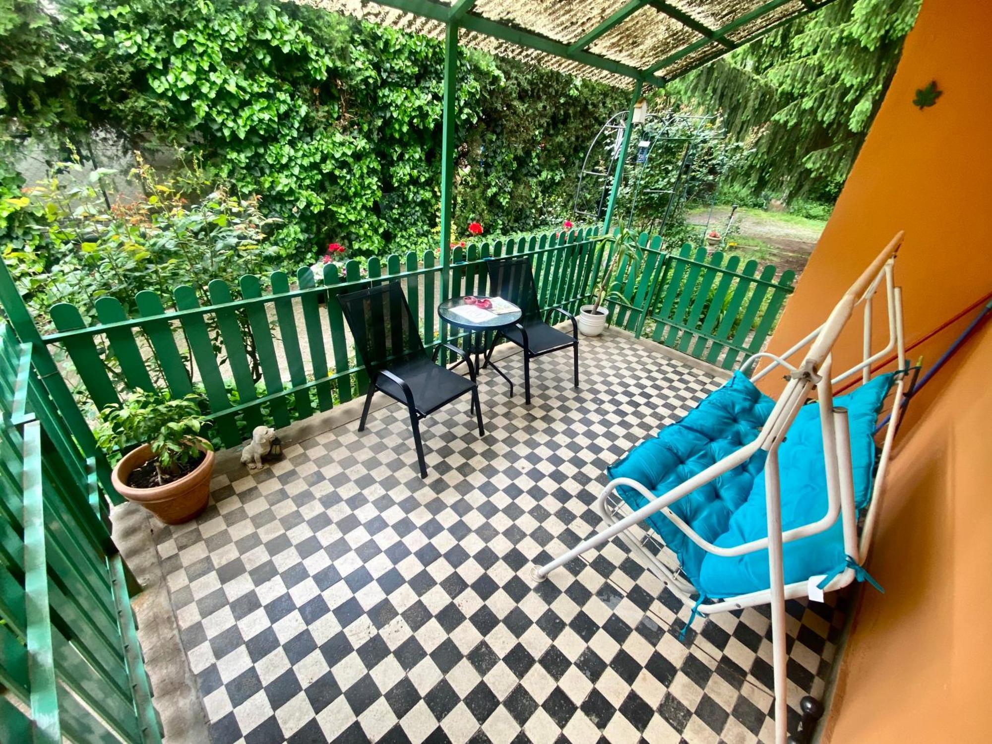 Grany'S Retro Guesthouse Near Budapest Airport Vecsés Exteriör bild